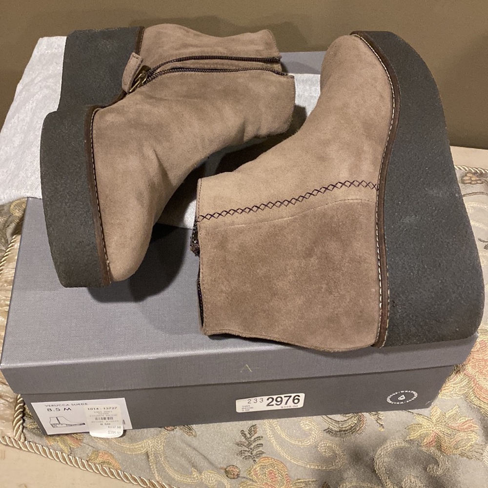 Aquatalia Vina Suede Wedge Platform Ankle Booties; 8.5 - Picture 5 of 8